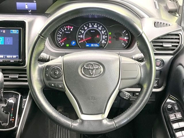 TOYOTA VOXY 2018 Image 31