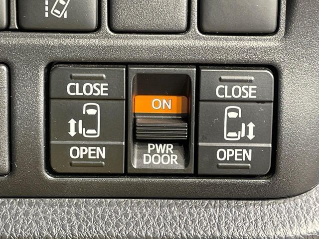 TOYOTA VOXY HYBRID 2017 Image 31