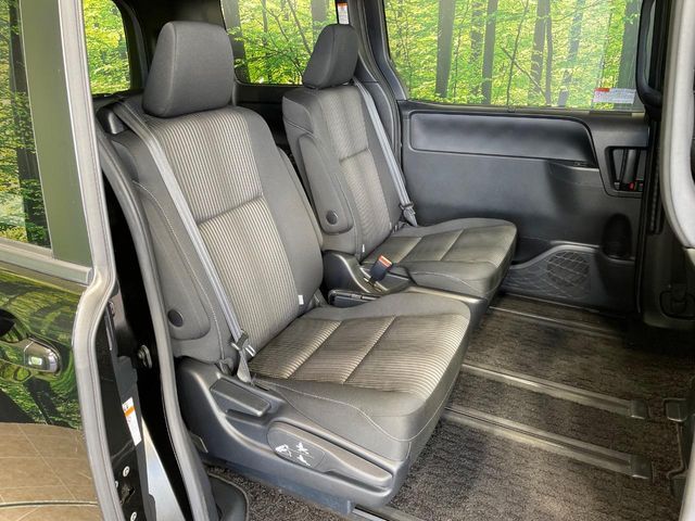 TOYOTA VOXY HYBRID 2017 Image 31