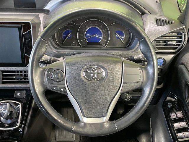 TOYOTA VOXY HYBRID 2017 Image 31