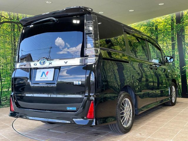 TOYOTA VOXY HYBRID 2017 Image 31