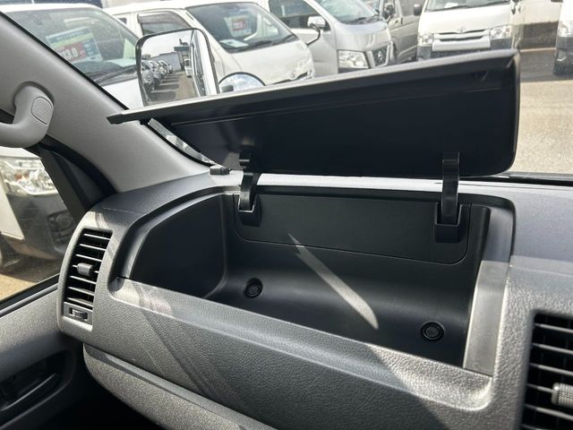 TOYOTA HIACE VAN 1.25T 2WD 2019 Image 31