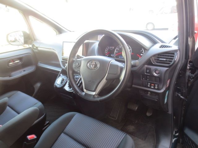 TOYOTA VOXY 2017 Image 31