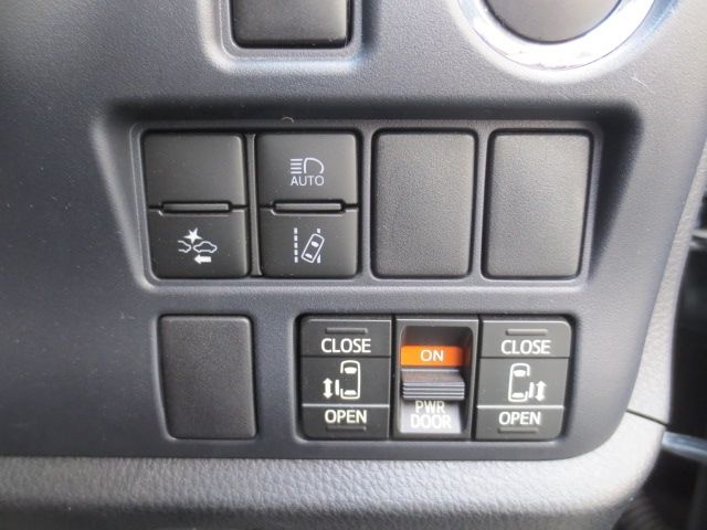 TOYOTA VOXY 2017 Image 31