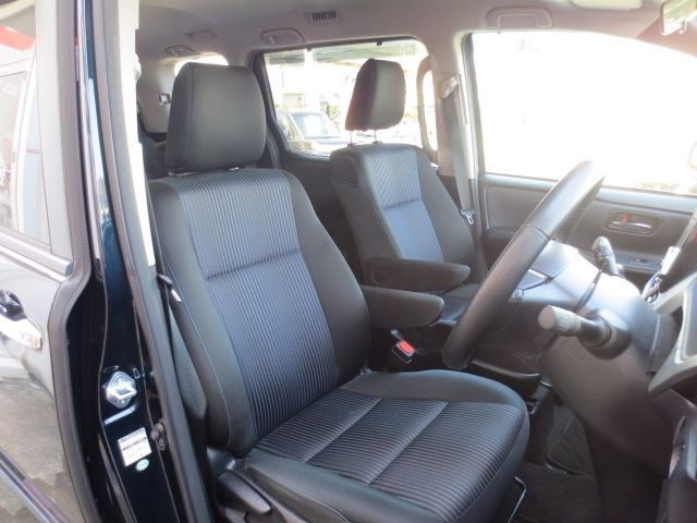 TOYOTA VOXY 2017 Image 31