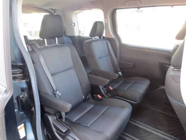 TOYOTA VOXY 2017 Image 31