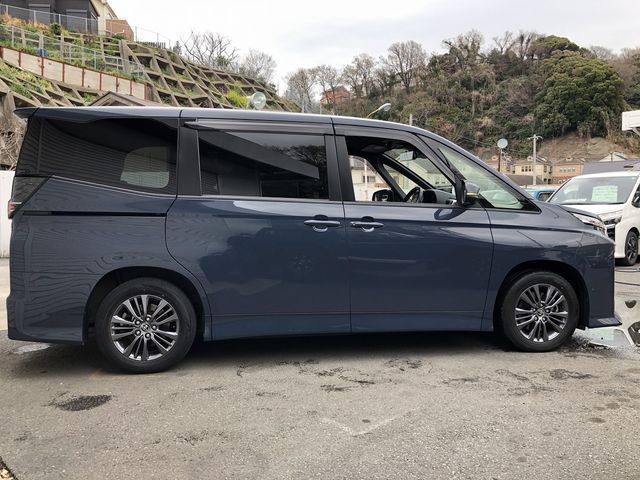 TOYOTA VOXY HYBRID 2023 Image 31