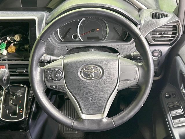 TOYOTA VOXY 2016 Image 31