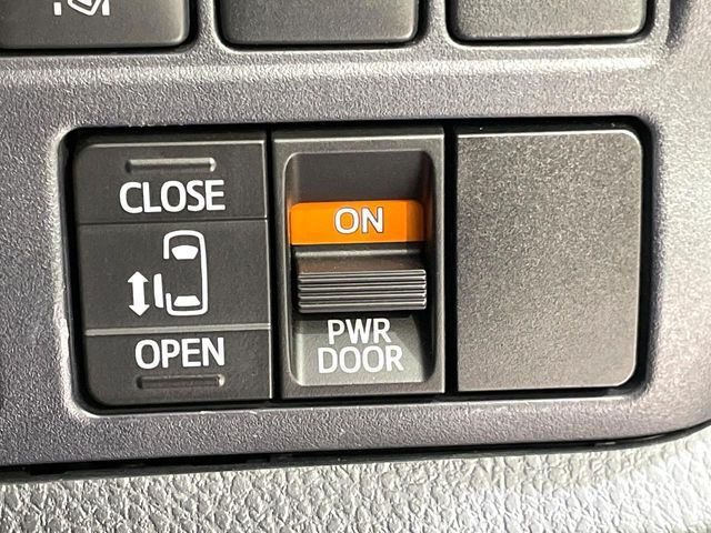 TOYOTA NOAH 2017 Image 31