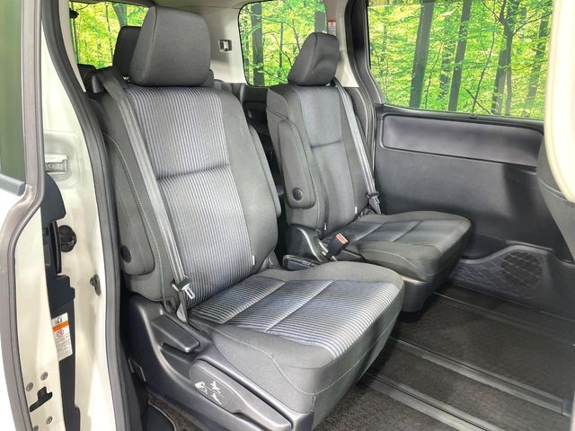 TOYOTA NOAH 2017 Image 31