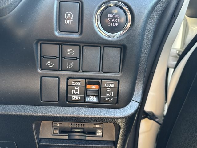 TOYOTA NOAH 2018 Image 31