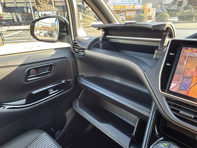 TOYOTA NOAH 2018 Image 31