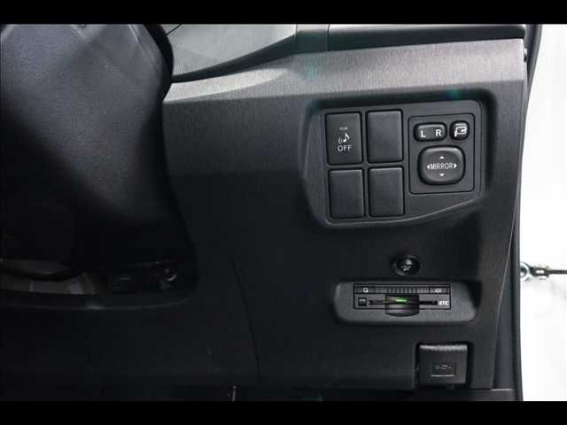 TOYOTA PRIUS 2012 Image 31