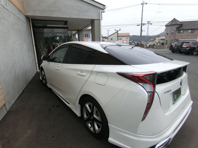 TOYOTA PRIUS 2017 Image 31
