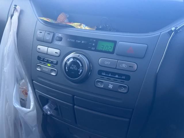 TOYOTA VOXY 2005 Image 31