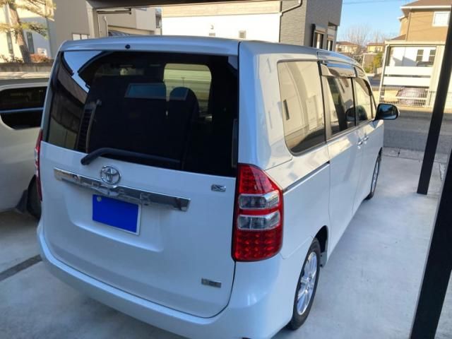 TOYOTA NOAH 2012 Image 31