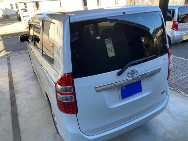 TOYOTA NOAH 2012 Image 31