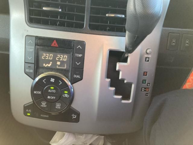 TOYOTA NOAH 2012 Image 31