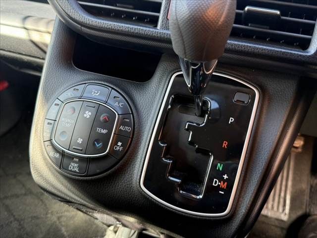 TOYOTA VOXY 2015 Image 31