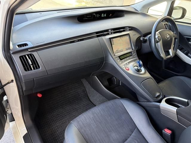 TOYOTA PRIUS 2015 Image 31