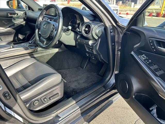 TOYOTA LEXUS IS300H AWD 2022 Image 31