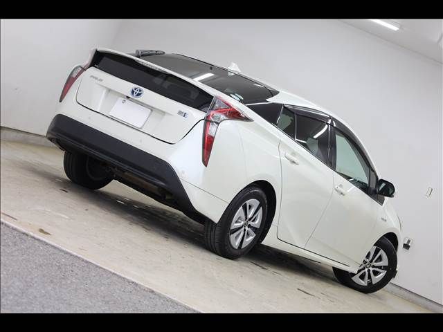 TOYOTA PRIUS 2017 Image 31