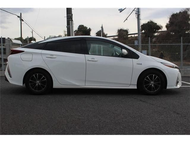 TOYOTA PRIUS PHV 2017 Image 31