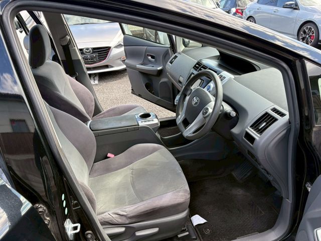 TOYOTA PRIUS ALPHA 2012 Image 31