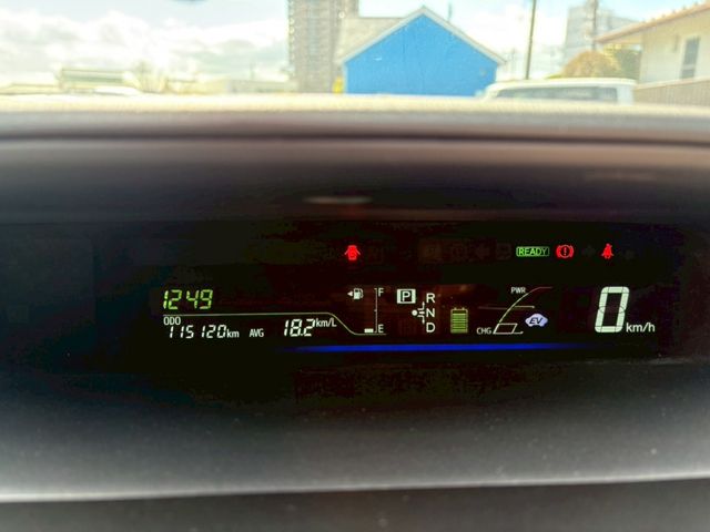 TOYOTA PRIUS ALPHA 2012 Image 31