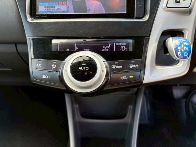 TOYOTA PRIUS ALPHA 2012 Image 31