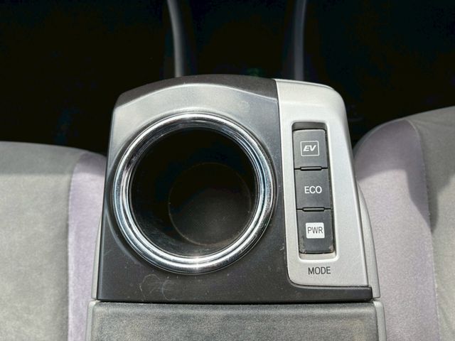 TOYOTA PRIUS ALPHA 2012 Image 31