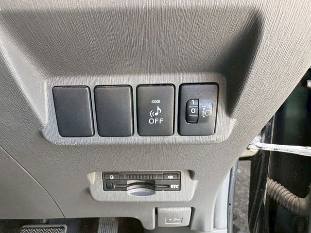 TOYOTA PRIUS ALPHA 2012 Image 31