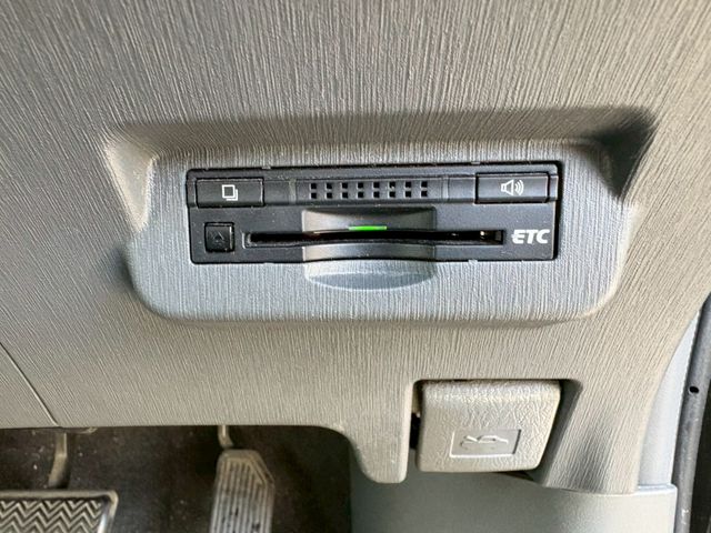 TOYOTA PRIUS ALPHA 2012 Image 31