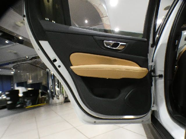 VOLVO V60 CROSS COUN 2022 Image 31