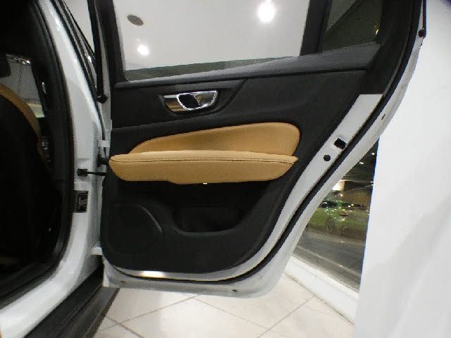 VOLVO V60 CROSS COUN 2022 Image 31