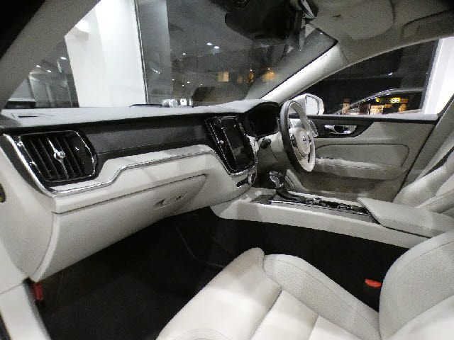 VOLVO V60 2019 Image 31