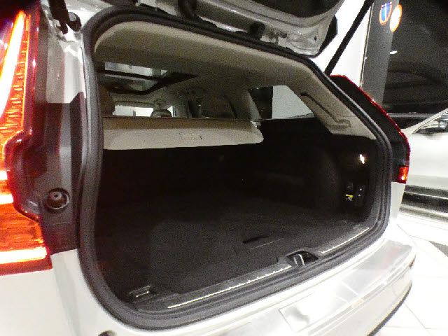 VOLVO V60 2019 Image 31