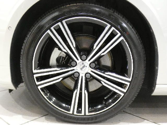 VOLVO V60 2019 Image 31