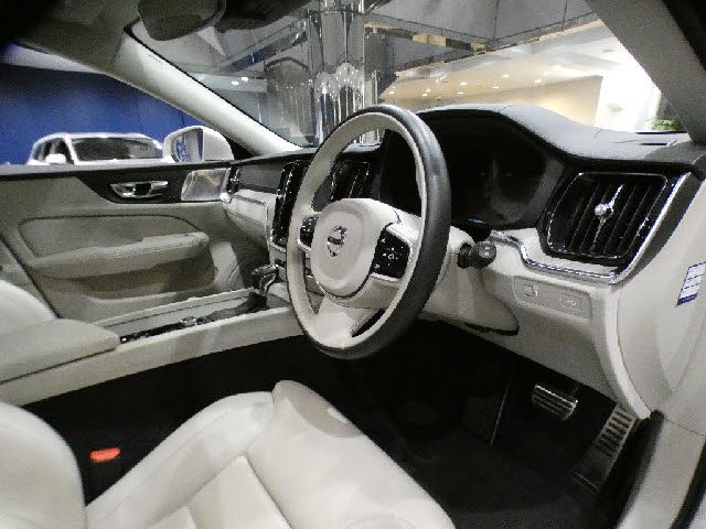 VOLVO V60 2019 Image 31