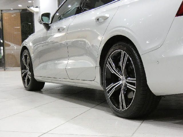 VOLVO V60 2019 Image 31