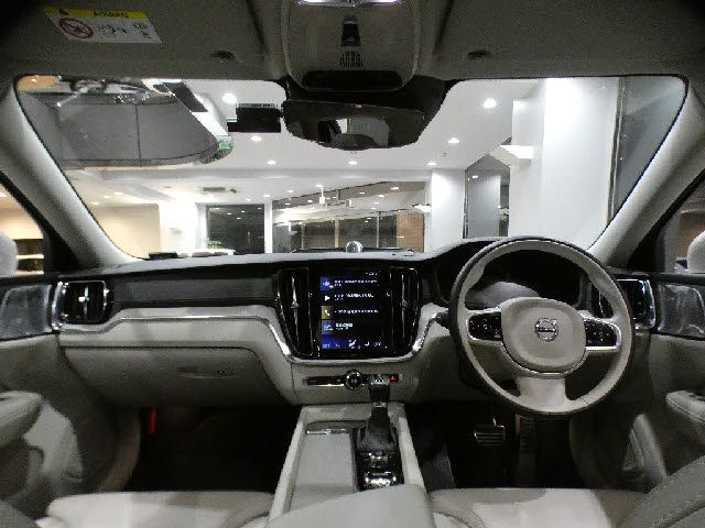 VOLVO V60 2019 Image 31