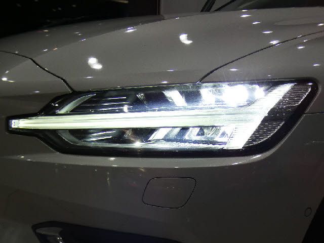 VOLVO V60 2019 Image 31