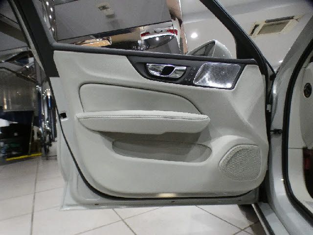 VOLVO V60 2019 Image 31