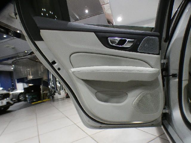 VOLVO V60 2019 Image 31