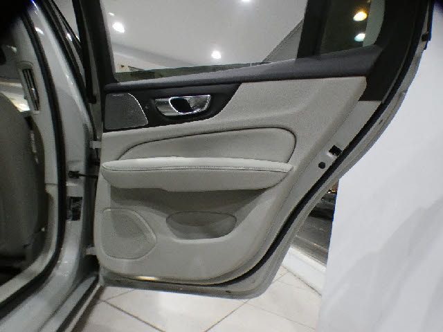 VOLVO V60 2019 Image 31