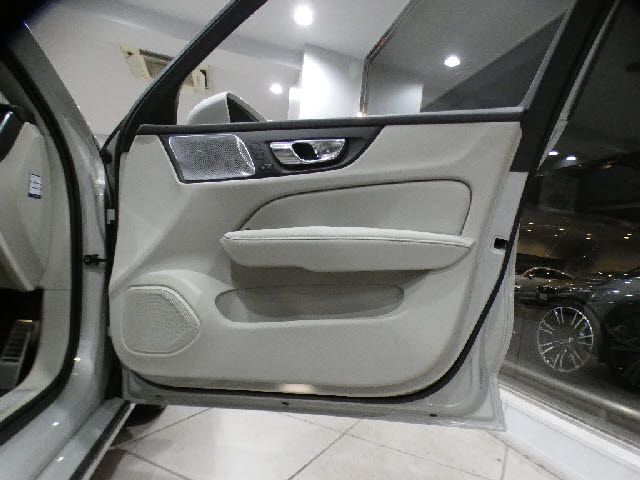 VOLVO V60 2019 Image 31