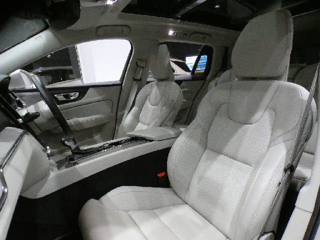 VOLVO V60 2019 Image 31