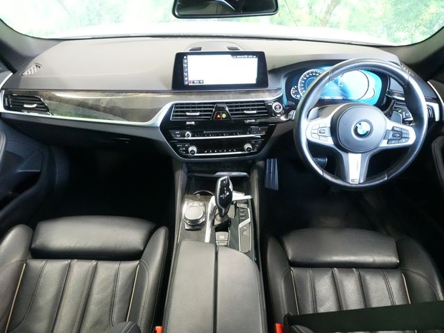 BMW 5SERIES TOURING 2018 Image 31