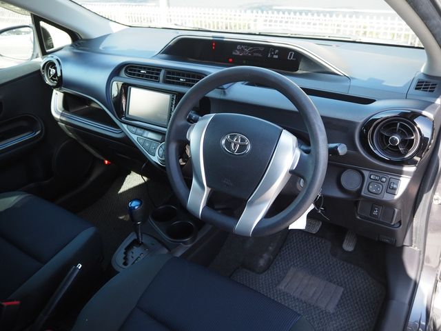 TOYOTA AQUA 2015 Image 31