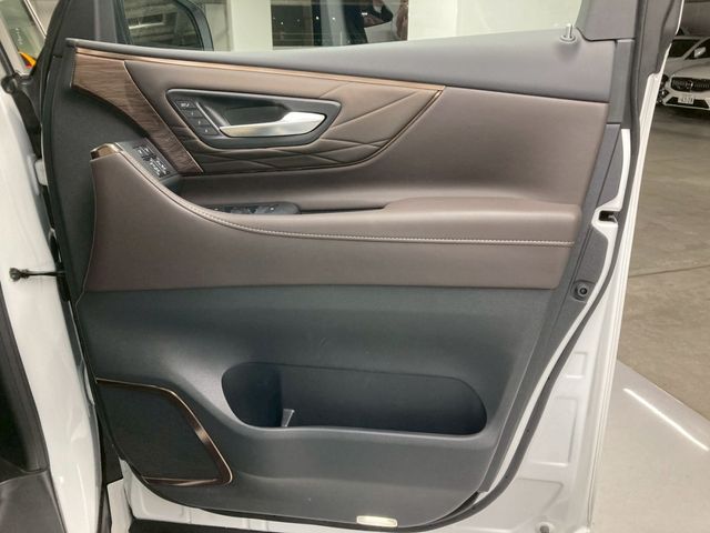 TOYOTA ALPHARD HYBRID 2025 Image 31